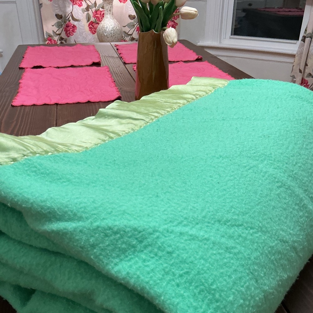 💎 Vintage Acrylic Blanket w Satrin Trim